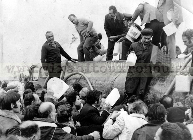 Στη φωτογραφία βλέπετε, πως γινόταν η διανομή από τα βυτιοφόρα.