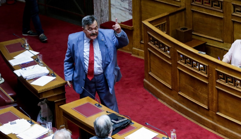 Χαμός στη Βουλή με τη Χρυσή Αυγή για την Μακρόνησο και τα αυθαίρετα [βίντεο]
