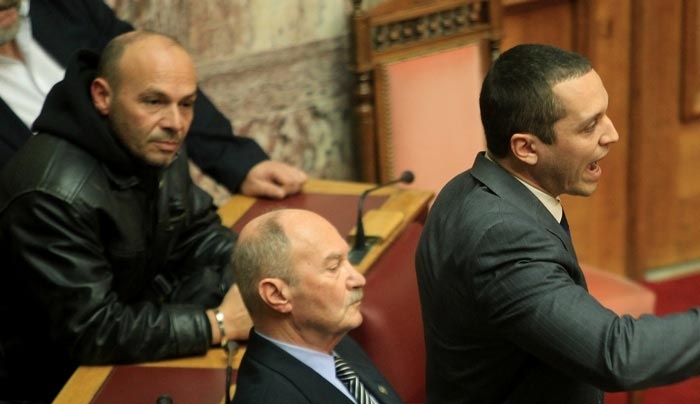 Εκτός ελέγχου ο Κασιδιάρης για τους μετανάστες: Είστε «πουλημένοι» και «γελοίοι»- ΒΙΝΤΕΟ