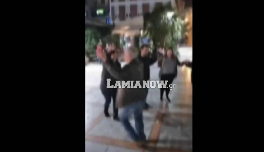 Λαμία: Ξεσάλωμα αντιεμβολιαστών με χορούς και κλαρίνα - "Κούλη, δεν θα πεθάνουμε ποτέ" [βίντεο]