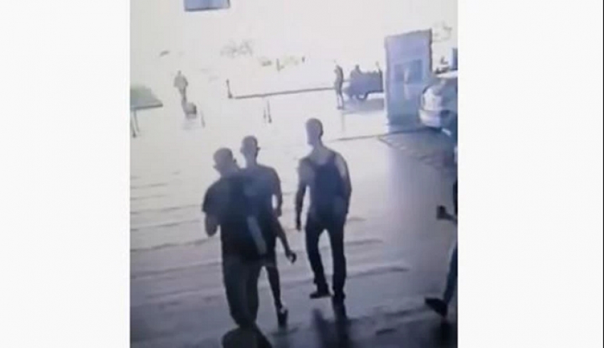 Δείτε πώς έκλεβε πορτοφόλια ζευγάρι Ρουμάνων στο "Ελ. Βενιζέλος" [βίντεο]