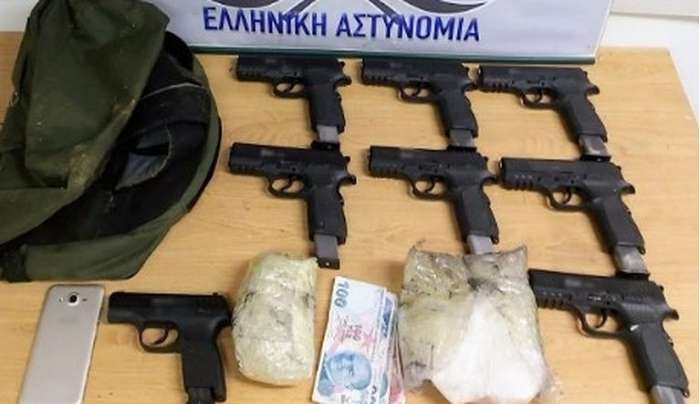 Έβρος: Προσπάθησε να μπει στη χώρα με 8 πιστόλια και 997 γραμμάρια κρυσταλλικής μεθαμφεταμίνης