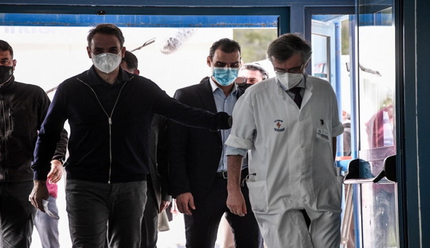Οι συνομωσιολόγοι είδαν φυσιολογικό ορό αντί για εμβόλια, τι τους απαντά νοσηλεύτρια