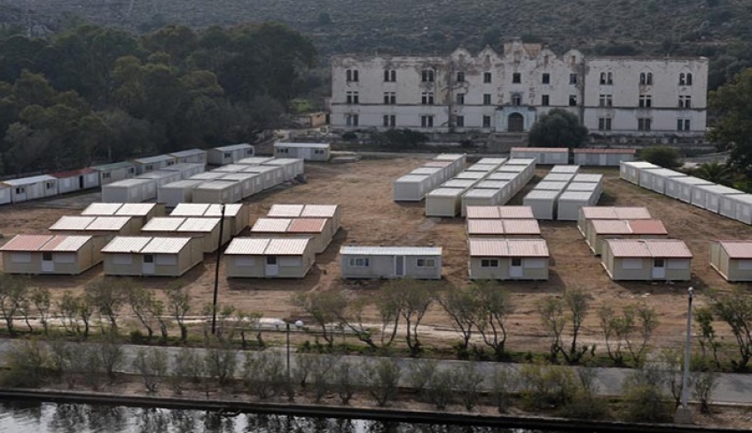 «Ασφυκτιούν» πάλι τα κέντρα υποδοχής μεταναστών