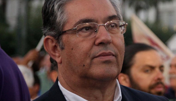 Με οπαδούς του να φωνάζουν συνθήματα απέξω, ψήφισε ο Κουτσούμπας