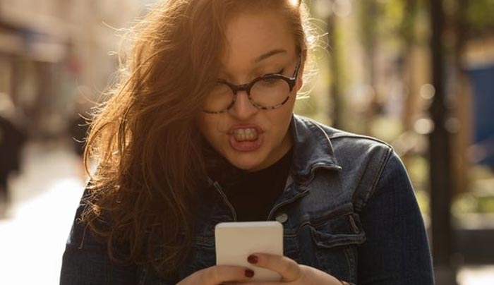5 πράγματα που κάνεις στα social και καταστρέφουν τις σχέσεις σου