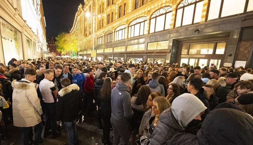 Χαμός στα Harrods: "Βόμβα" κορονοϊού με εκατοντάδες καταναλωτές να είναι ο ένας πάνω στον άλλο - ΦΩΤΟ