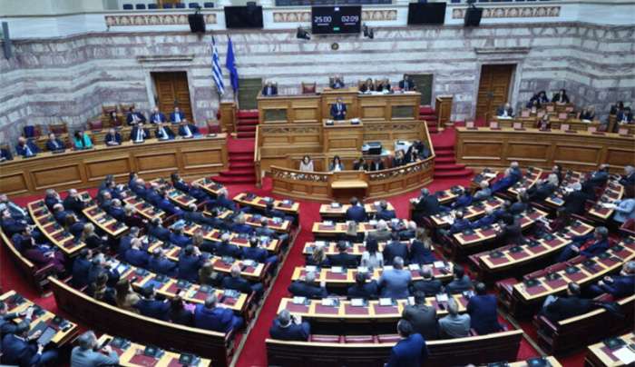 Στη Βουλή ο νέος προϋπολογισμός: Πρόβλεψη για ανάπτυξη 2,4% και μέτρα στήριξης 1,76 δισ.