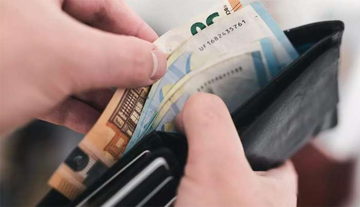 Όλες οι νέες αυξήσεις του 2025 σε δημόσιο και ιδιωτικό τομέα – Τι θα ισχύσει για τους αμειβόμενους με τον κατώτατο μισθό και τους ενστόλους