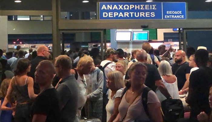 Επί πολλές ώρες παρέμειναν “παγιδευμένοι” στο αεροδρόμιο Ρόδου! Σε… τρίτο επιρρίπτει τις ευθύνες η Fraport
