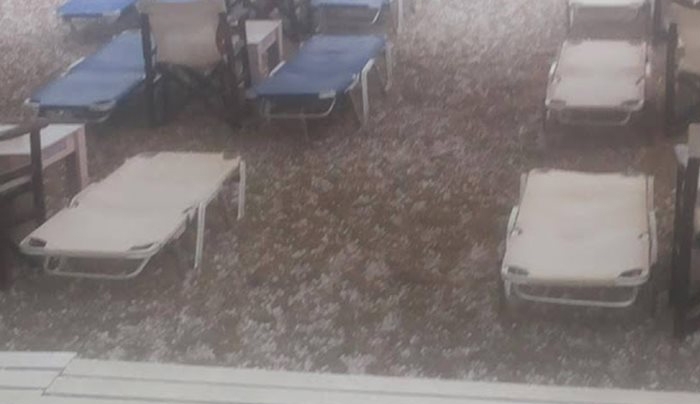Αλεξανδρούπολη: Η παραλία έγινε... άσπρη από το χαλάζι!