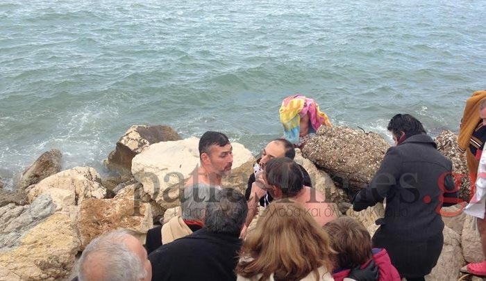 Πάτρα: Τσακώθηκαν για τον Σταυρό! (βίντεο)