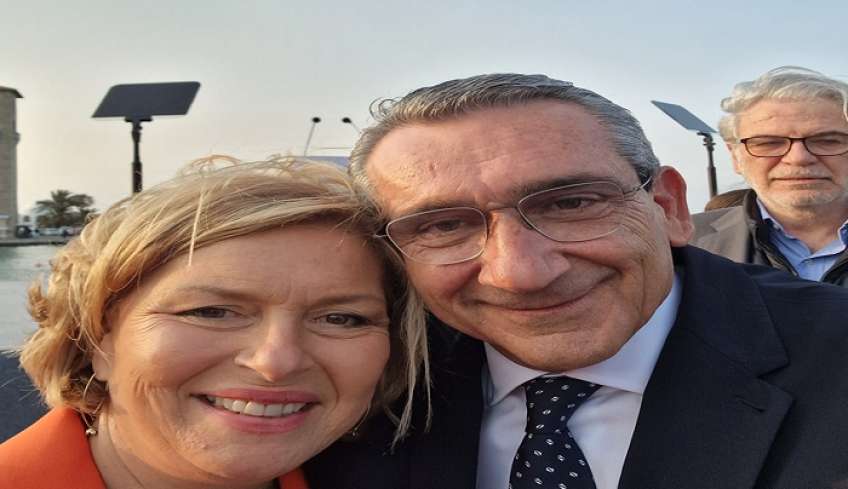 Ευχαριστίες της Μίνας Γκάγκα στον Περιφερειάρχη, για την εξαιρετική δουλειά και τη συνεργασία, με φόντο το Ακτινοθεραπευτικό