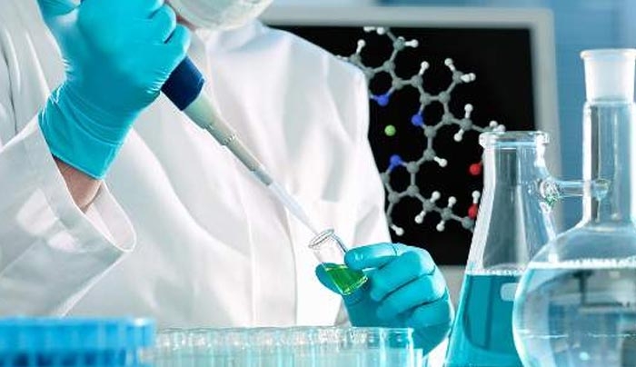Ελληνας επιστήμονας εφηύρε «χειροβομβίδες» κατά του καρκίνου