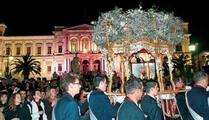 Τα ήθη και έθιμα της Μεγάλης Παρασκευής- Από τις «φουνταριές» και τον «σαϊτοπόλεμο» στο ξύδι… με τις αράχνες (φωτο)