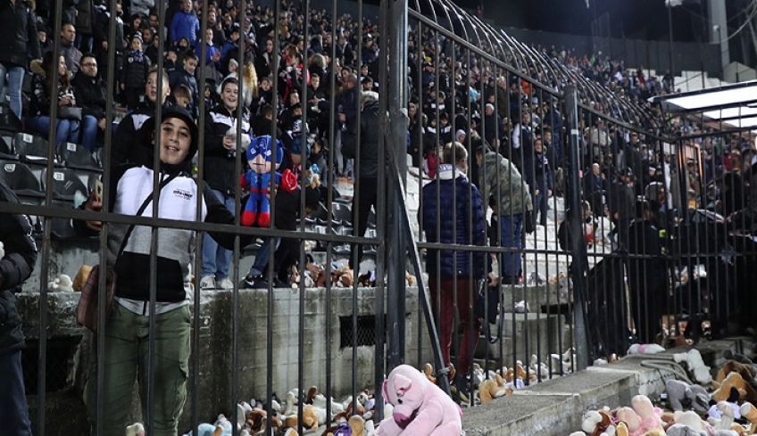 Μοναδικό θέαμα στην Τούμπα: Έβρεξε… αρκουδάκια [βίντεο]