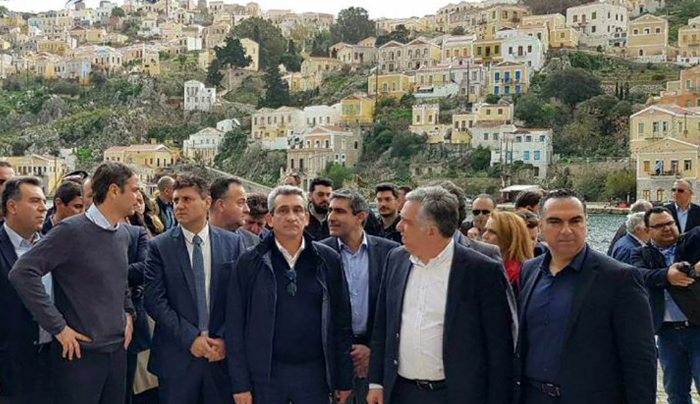 Μητσοτάκης από Σύμη: Η κυβέρνηση έστω με καθυστέρηση να δράσει για τους στρατιωτικούς
