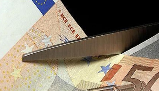 «Μαχαίρι» στα μερίσματα του Δημοσίου: Κόβονται σχεδόν στο μισό