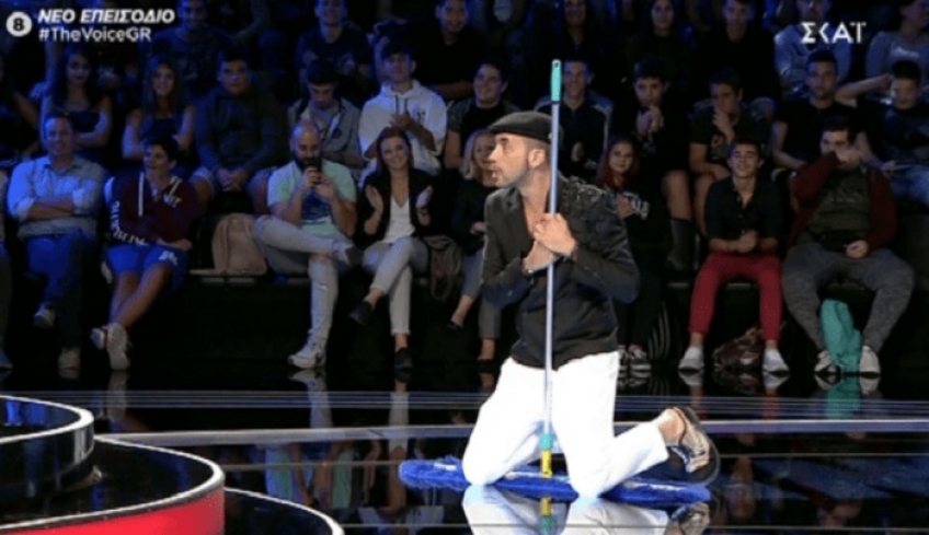 The Voice: Ο Σάκης μιλάει και ο Μουζουράκης πιάνει τη σκούπα! «Προσπαθεί να αποδομήσει τη στιγμή»
