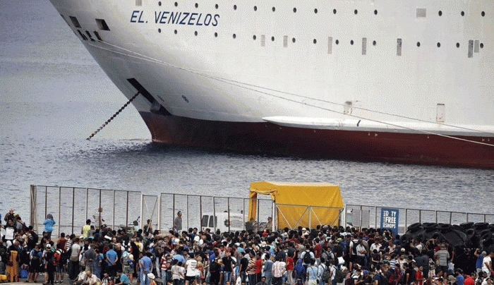 Περιμένουν να μπουν τα μεσάνυχτα στο πλοίο