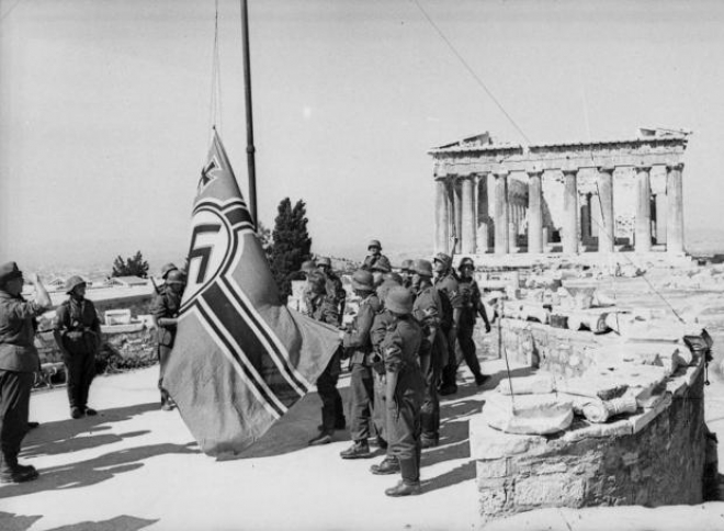 Η σημαία που κατέβασαν o Μανώλης Γλέζος και ο Λάκης Σάντας, πρώτη πράξη αντίστασης
