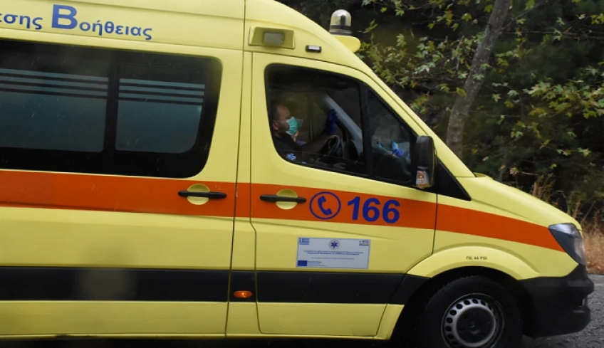 Τρόμος στη Λαμία: Περπατούσε κι έκοβε τις φλέβες του - Είχε χαρακώσει και τη σύντροφό του (εικόνα, βίντεο)