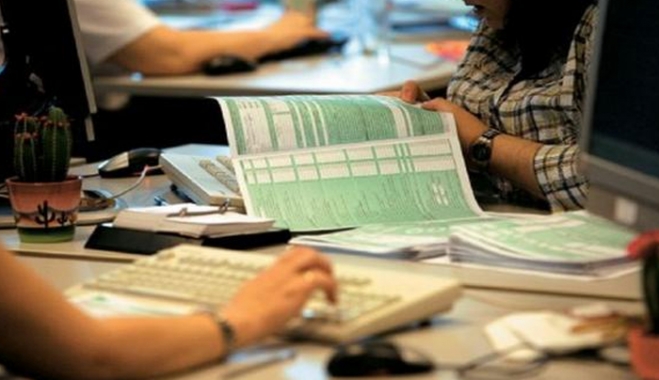 Τα 5 ραβασάκια της εφορίας που περιμένουν τους εκδρομείς του καλοκαιριού