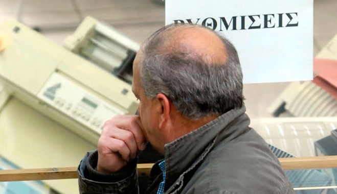 Στο μισό τα πρόστιμα για συνταξιούχους που δουλεύουν