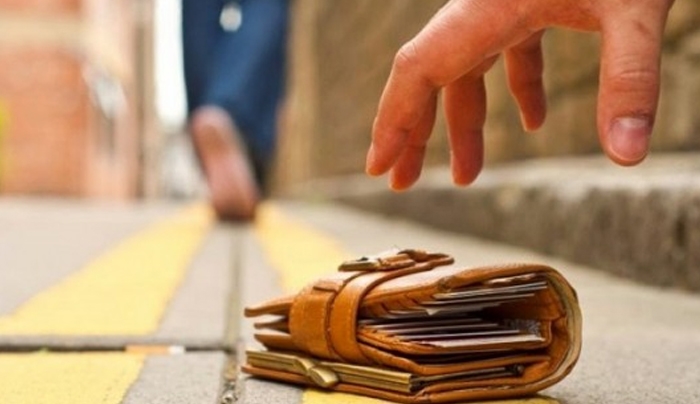 Κρήτη: Έπεσε πάνω σε γνήσια χαρτονομίσματα 7.500€ και εξέπληξε τους πάντες