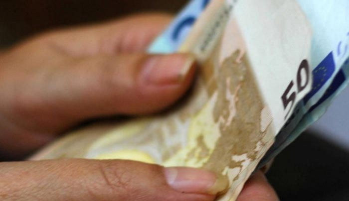 Κρυφοί «κόφτες» στο εισόδημα αλληλεγγύης για χιλιάδες φτωχά νοικοκυριά