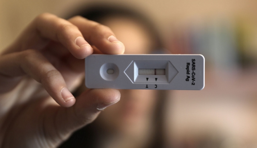 Ανεμβολίαστοι: Τι χρονικό όριο έχουν rapid ή self test που προσκομίζουν