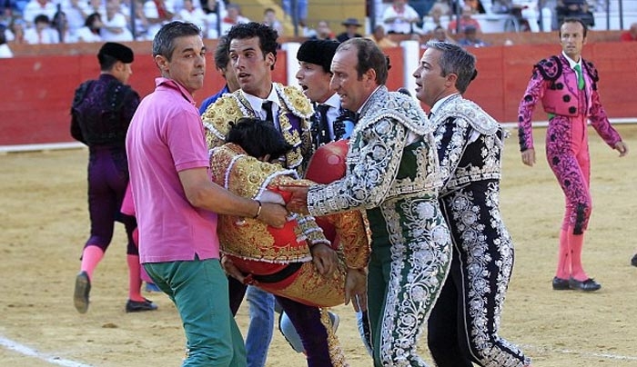 Φρίκη σε ζωντανή σύνδεση: 29χρονος ταυρομάχος έχασε τη ζωή του - BINTEO