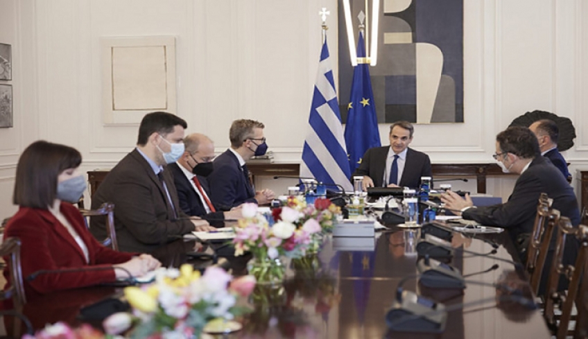 Μητσοτάκης: Δύο δωρεάν self test σε όλους για τις γιορτές – «Παράθυρο» για επέκταση τηλεργασίας και αλλαγές στο ωράριο στην εστίαση το νέο έτος