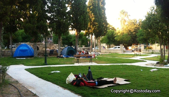 Έστησαν "ΣΚΗΝΕΣ" στο παρκάκι της Αλικαρνασσού &amp; Αμερικής!