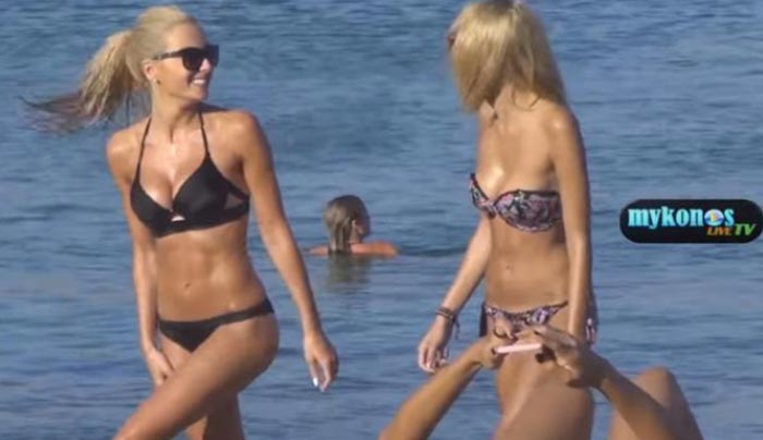 Δείτε στο βίντεο την Τζούλια Νόβα με φίλη της στη Μύκονο - Το «καυτό» μπικίνι που τρέλανε τους λουόμενους