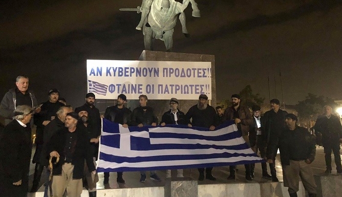 Έφιπποι Κρητικοί τραγουδούν το "Πότε θα κάνει ξαστεριά" μπροστά από τον Λευκό Πύργο- ΒΙΝΤΕΟ