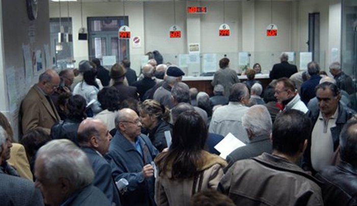 Τρέχουν στην έξοδο πριν κλείσει το παράθυρο της πρόωρης