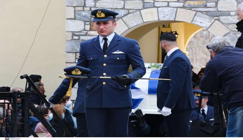Κηδεία Ευστάθιου Τσιτλακίδη: Λύγισε ο αξιωματικός που θα τον πάντρευε, κρατούσε το πηλήκιο και το ξίφος του