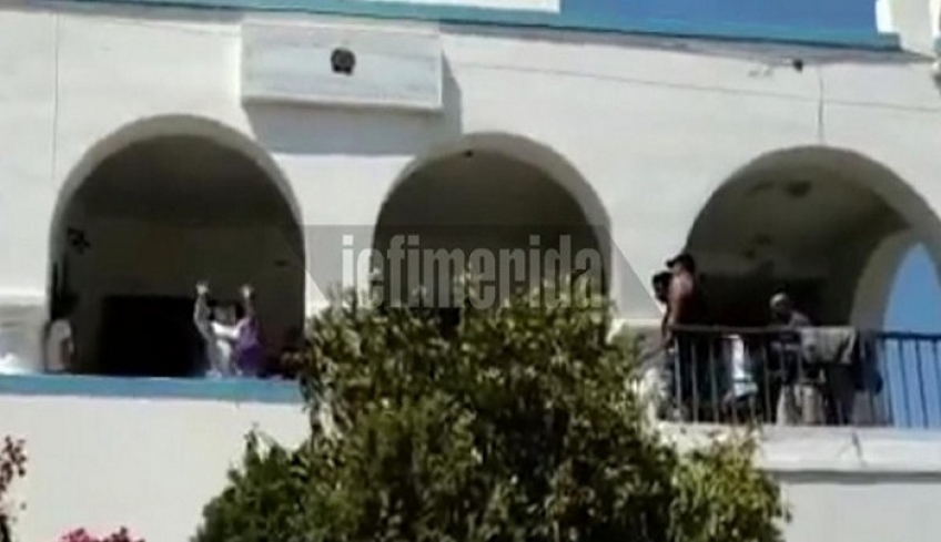 Βίντεο: Ενταση στη Σύμη -Εξαθλιωμένοι μετανάστες «κατέλαβαν» το αστυνομικό τμήμα