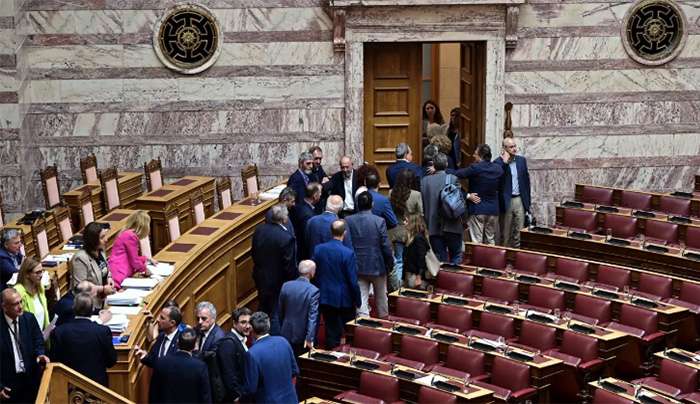 Οι βουλευτές της αντιπολίτευσης αποχωρούν από την αίθουσα της Βουλής στην ψηφοφορία για τη σύσταση προανακριτικής επιτροπής για τον ΟΠΕΚΕΠΕ  ΜΙΧΑΛΗΣ ΚΑΡΑΓΙΑΝΝΗΣ/EUROKINISSI