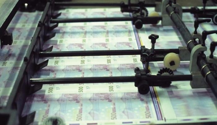 Τυπώνει χρήμα ο Ντράγκι – Βυθίζεται το ευρώ