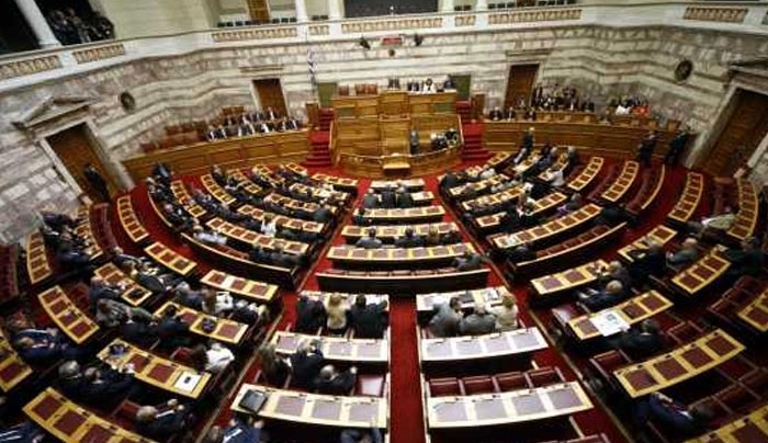 «Ψαλίδι» 10% στο βασικό μισθό των βουλευτών – Μειώνονται και οι μετακλητοί υπάλληλοι