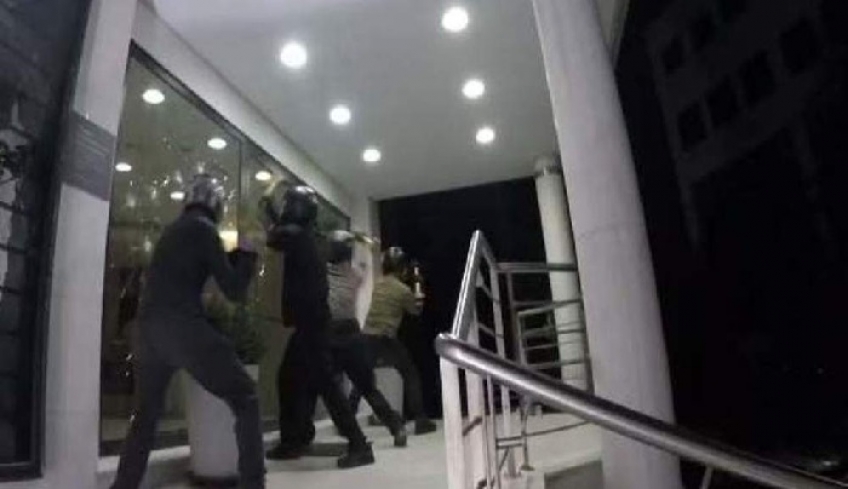 Νέα καταδρομική επίθεση του Ρουβίκωνα – Χτύπησαν με βαριοπούλες πολυκατάστημα στην Πειραιώς