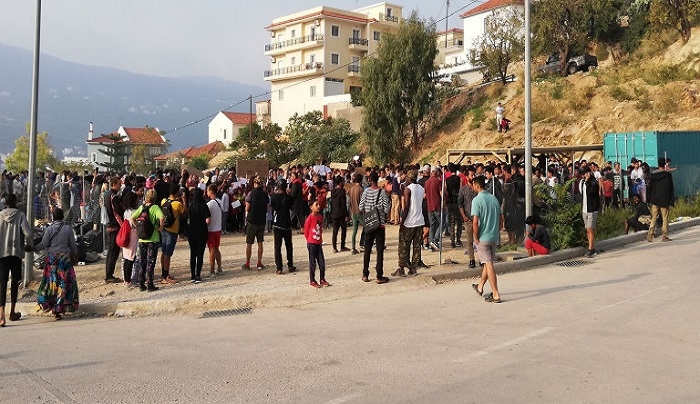 «Καζάνι που βράζει» η Σάμος: Διαδηλώσεις μεταναστών, «λουκέτο» στο δημαρχείο [βίντεο]