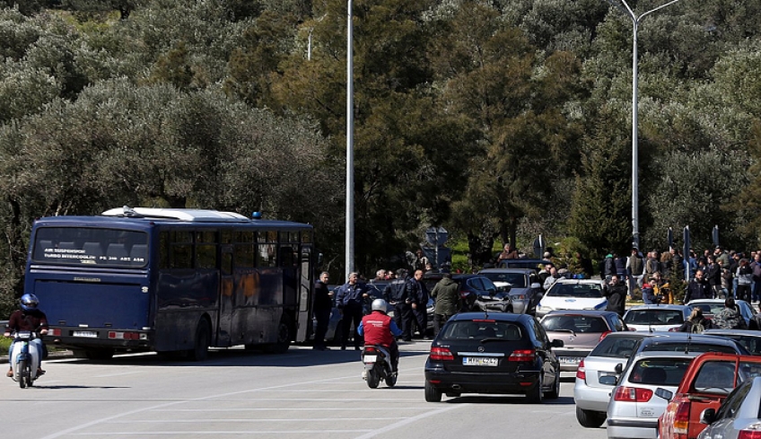 Επεισόδια στη Μυτιλήνη: Κάτοικοι εμπόδισαν τη μεταφορά στη Μόρια των 500 μεταναστών που έφτασαν χθες