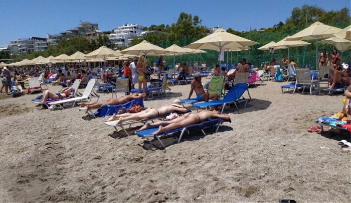 Ακτή Βουλιαγμένης: Έβαλαν ρεζερβέ ξαπλώστρες με €50 - Τους γύρισαν την πλάτη οι λουόμενοι