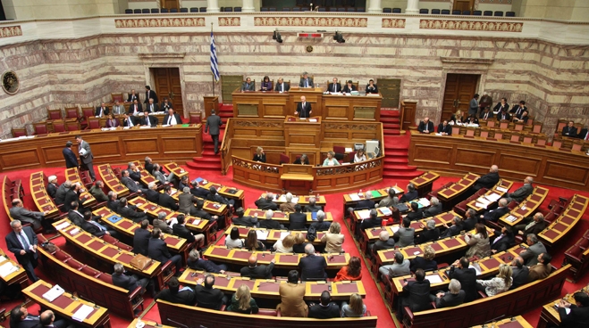 Σε εξέλιξη η συζήτηση για την υπόθεση των υποβρυχίων στη Βουλή