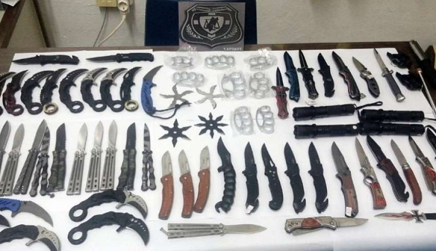 Ρόδος: Ένα μικρό «oπλοστάσιο» με μαχαίρια, σιδερογροθιές και tazer είχε 45χρονος επιχειρηματίας στο κατάστημά του!