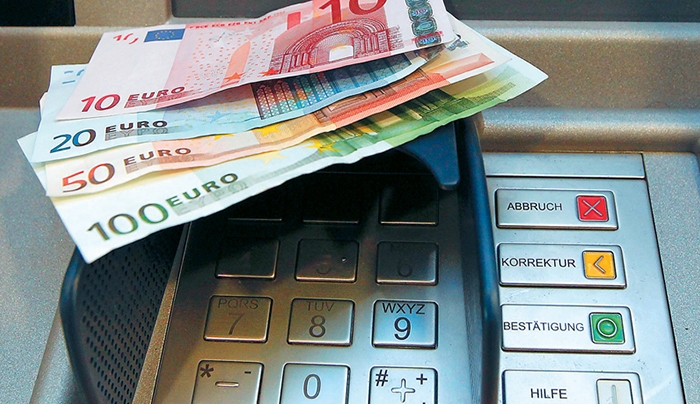 ΑΠΙΣΤΕΥΤΟ: Δείτε πόσο χρήματα έχουν "σηκώσει" οι Έλληνες πολίτες από τις τράπεζες μέσα σε τρεις ημέρες!