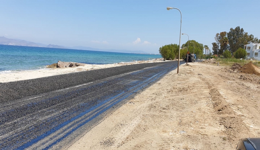 Δήμος Κω: 10 χρόνια είχε να ασφαλτοστρωθεί ο παραλιακός δρόμος στο Τιγκάκι (βίντεο)